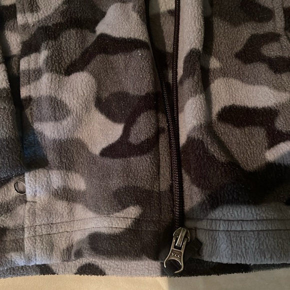 Like new boys 4t Columbia fleece jacket . Grey and black camo - Picture 5 of 6